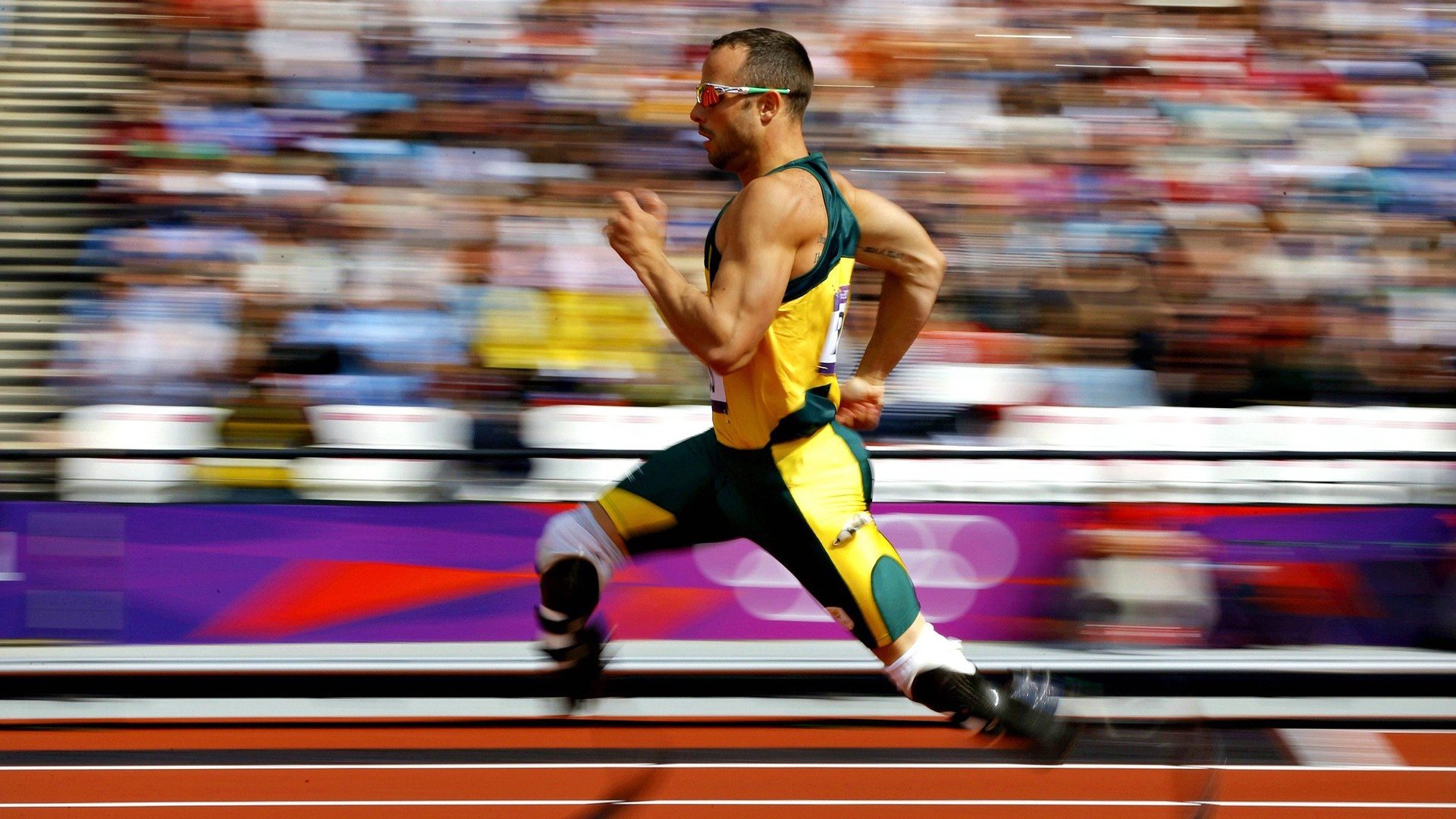 “城市河流皮划艇环保赛” 选手一边划一边捞漂浮物